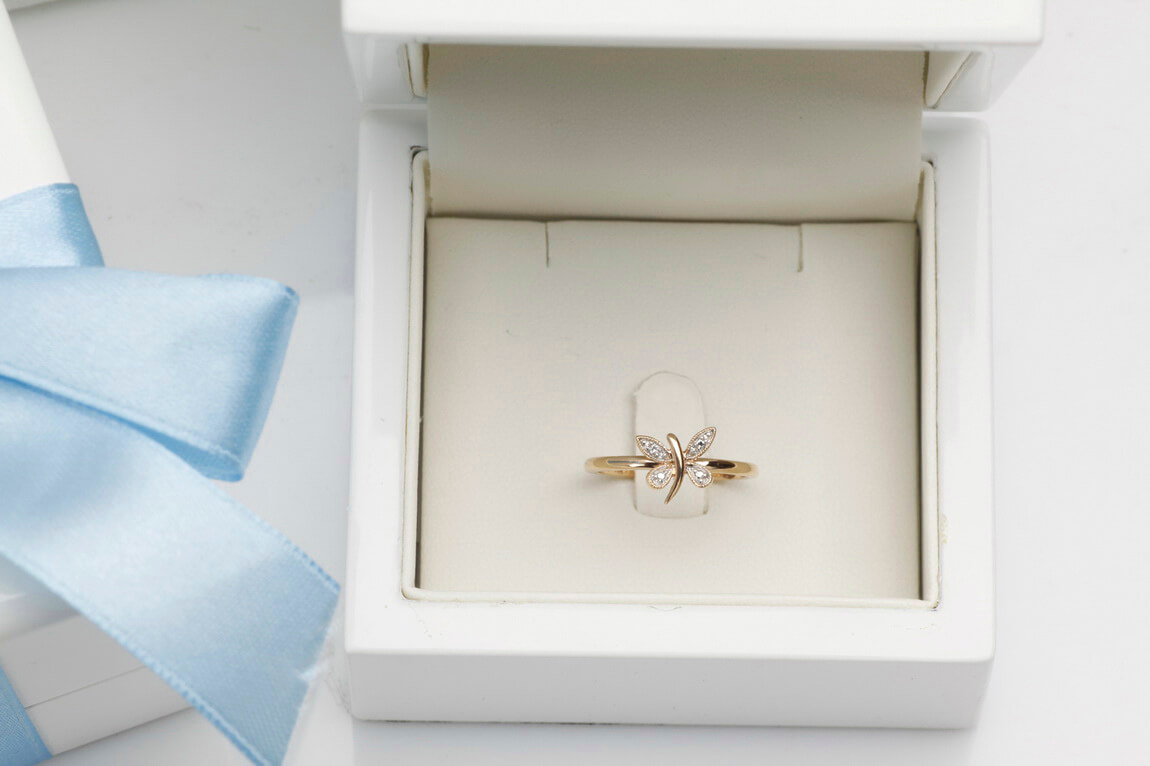 pierścionek złoty z motylkiem i diamentem w żółtym złocie – Bild 3