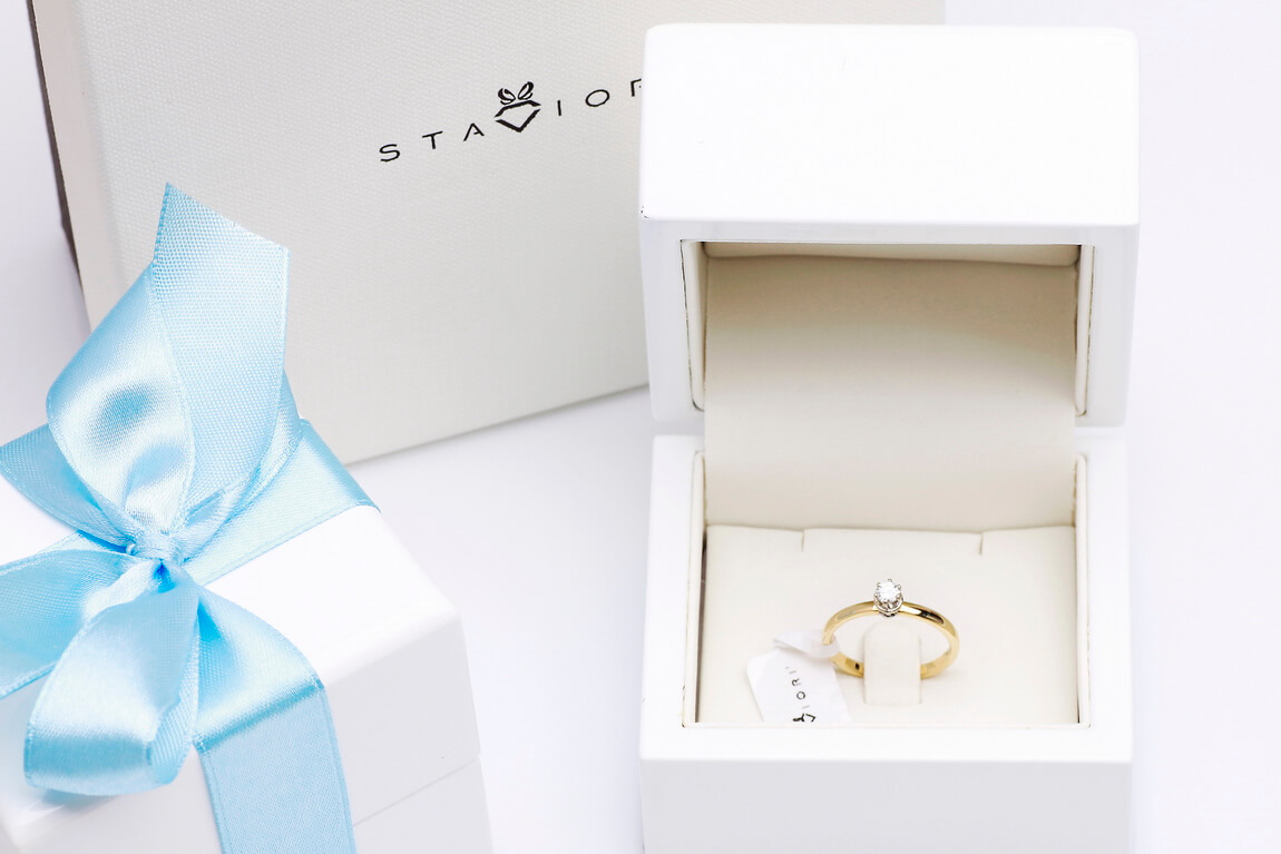 Piękny klasyczny pierścionek zaręczynowy z brylantem 0,15ct G/Si – Bild 2