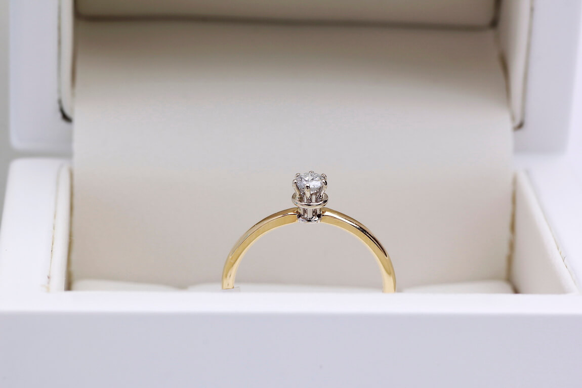 Piękny klasyczny pierścionek zaręczynowy z brylantem 0,15ct G/Si – Bild 5