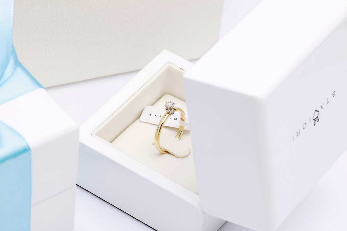 Piękny klasyczny pierścionek zaręczynowy z brylantem 0,15ct G/Si – Bild 6