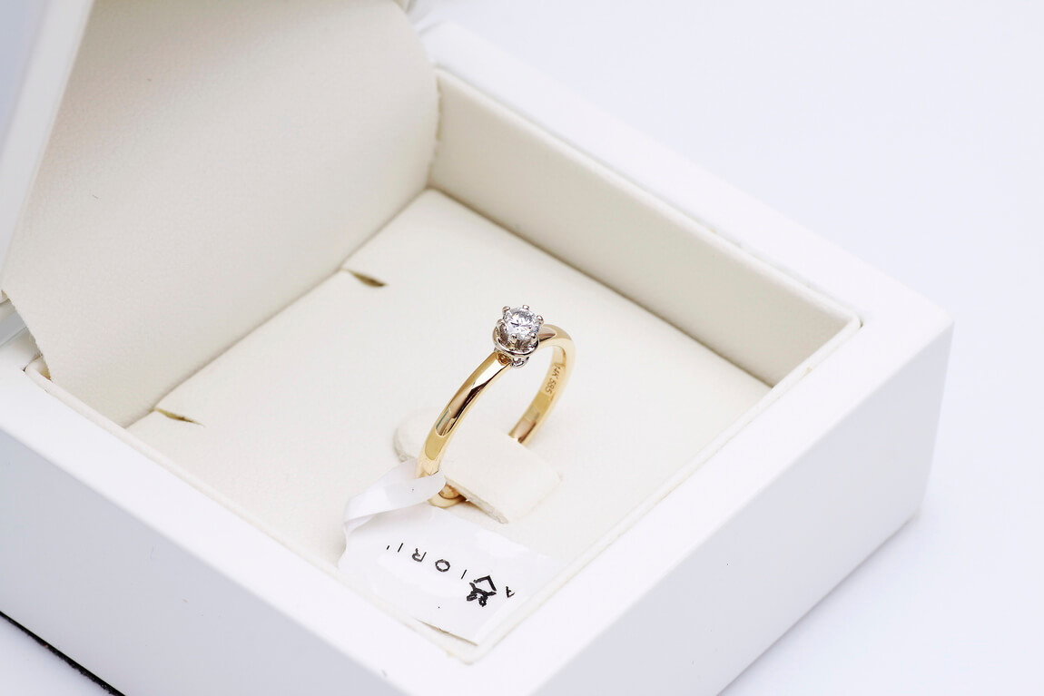 Piękny klasyczny pierścionek zaręczynowy z brylantem 0,15ct G/Si – Bild 7