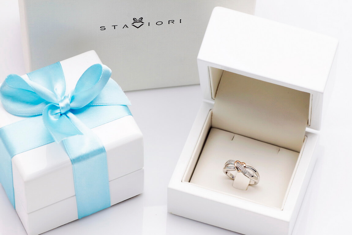 Pierścionek z diamentami w białym złocie i z różowym serduszkiem - Obrázek 2