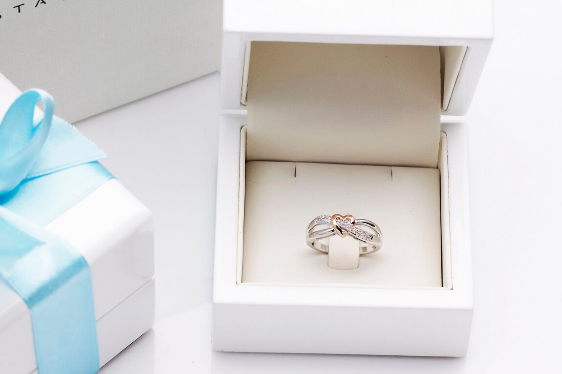 Pierścionek z diamentami w białym złocie i z różowym serduszkiem - Obrázek 3