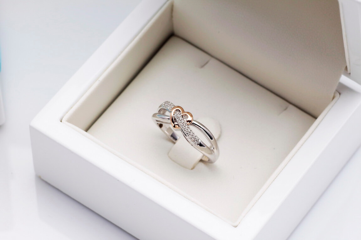 Pierścionek z diamentami w białym złocie i z różowym serduszkiem - Obrázek 5