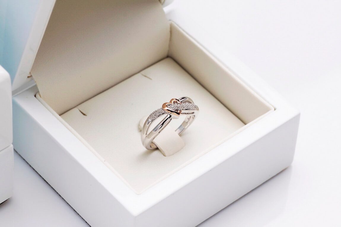 Pierścionek z diamentami w białym złocie i z różowym serduszkiem - Obrázek 7