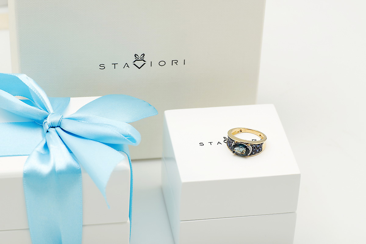 dostojny złoty pierścionek z topazem i szafirami – Bild 3