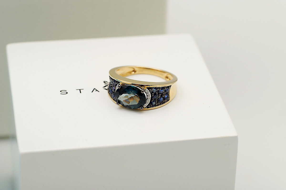 dostojny złoty pierścionek z topazem i szafirami – Bild 5