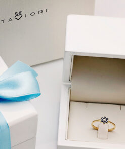 Alternativní pohled na Pierścionek z szafirami w kształcie kwiatka