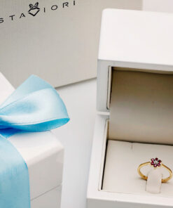 Alternativní pohled na pierścionek kwiatek z rubinami i diamentem