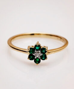 Alternativní pohled na pierścionek kwiatek ze szmaragdami i diamentem