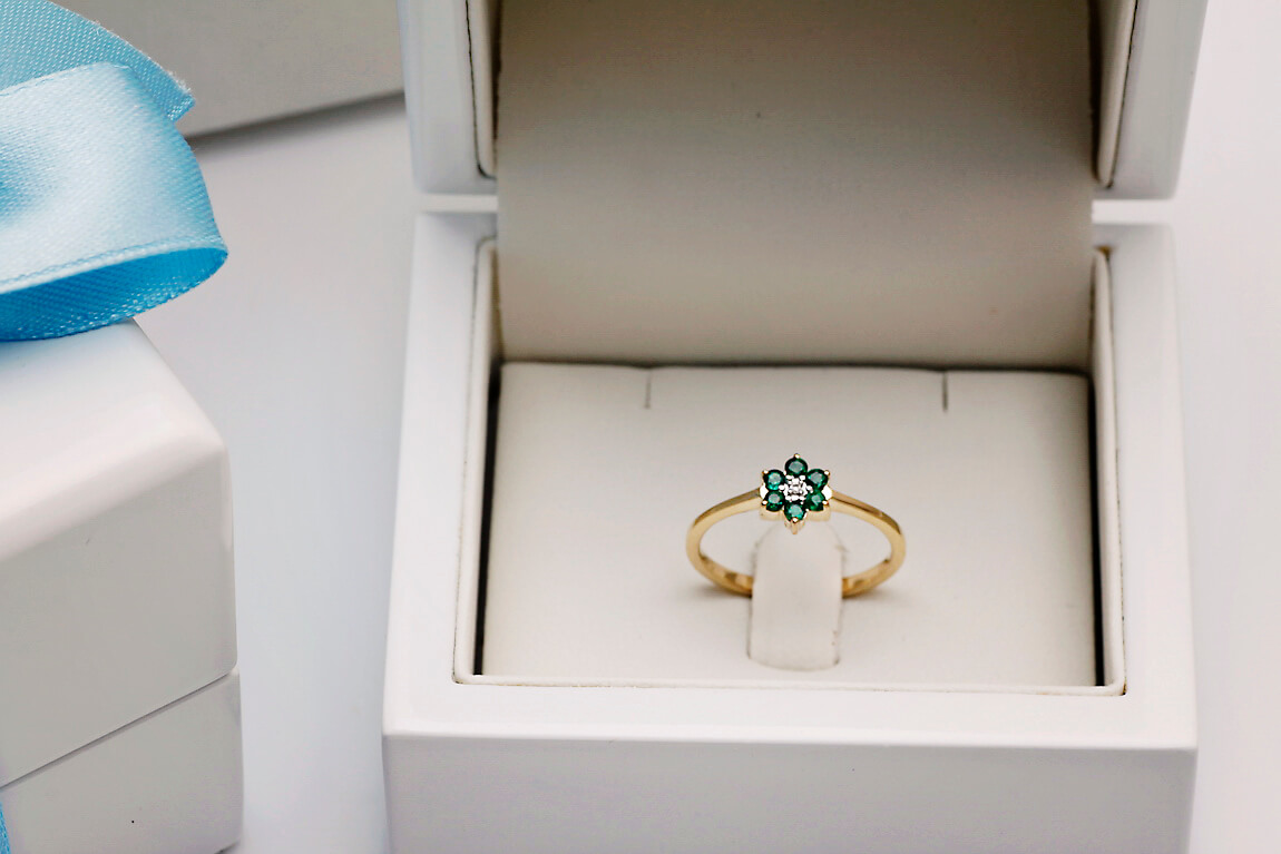 pierścionek kwiatek ze szmaragdami i diamentem – Bild 4