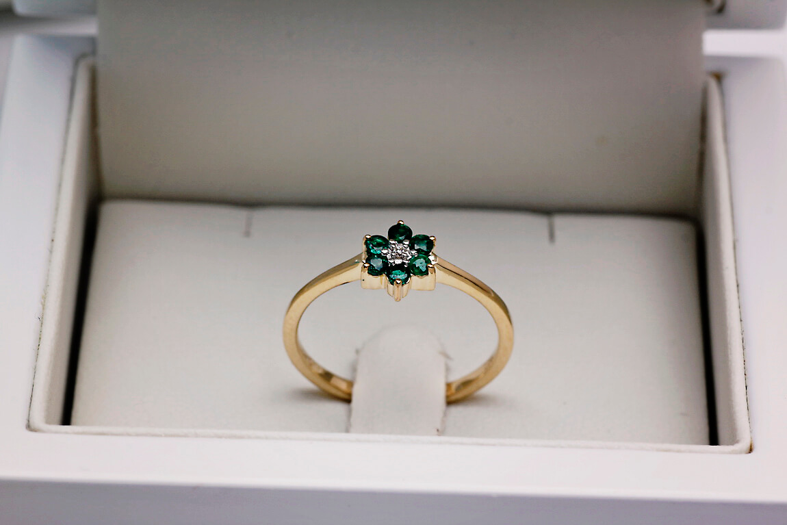 pierścionek kwiatek ze szmaragdami i diamentem – Bild 5