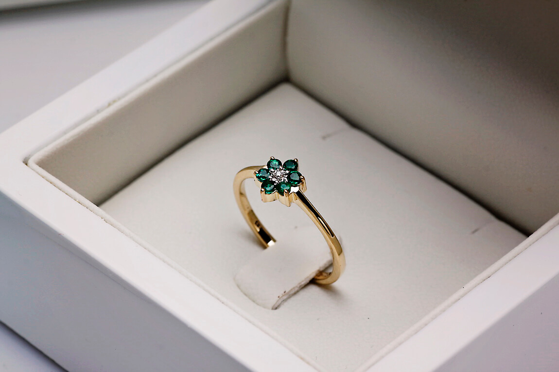pierścionek kwiatek ze szmaragdami i diamentem – Bild 6