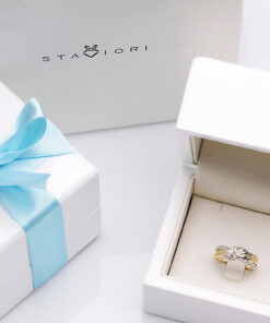 Alternatywny widok pierścionek przeplatany z dwukolorowego złota z diamentami