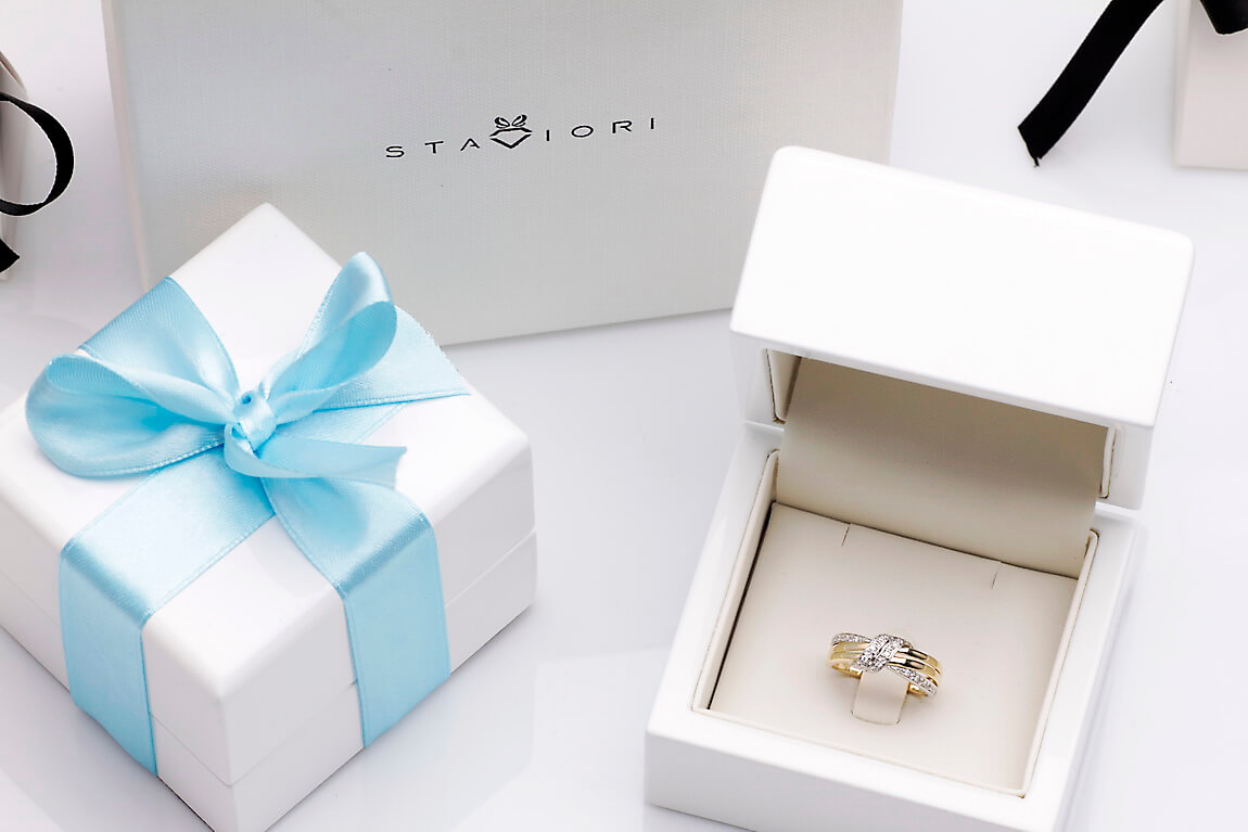 pierścionek przeplatany z dwukolorowego złota z diamentami - Obrázek 2