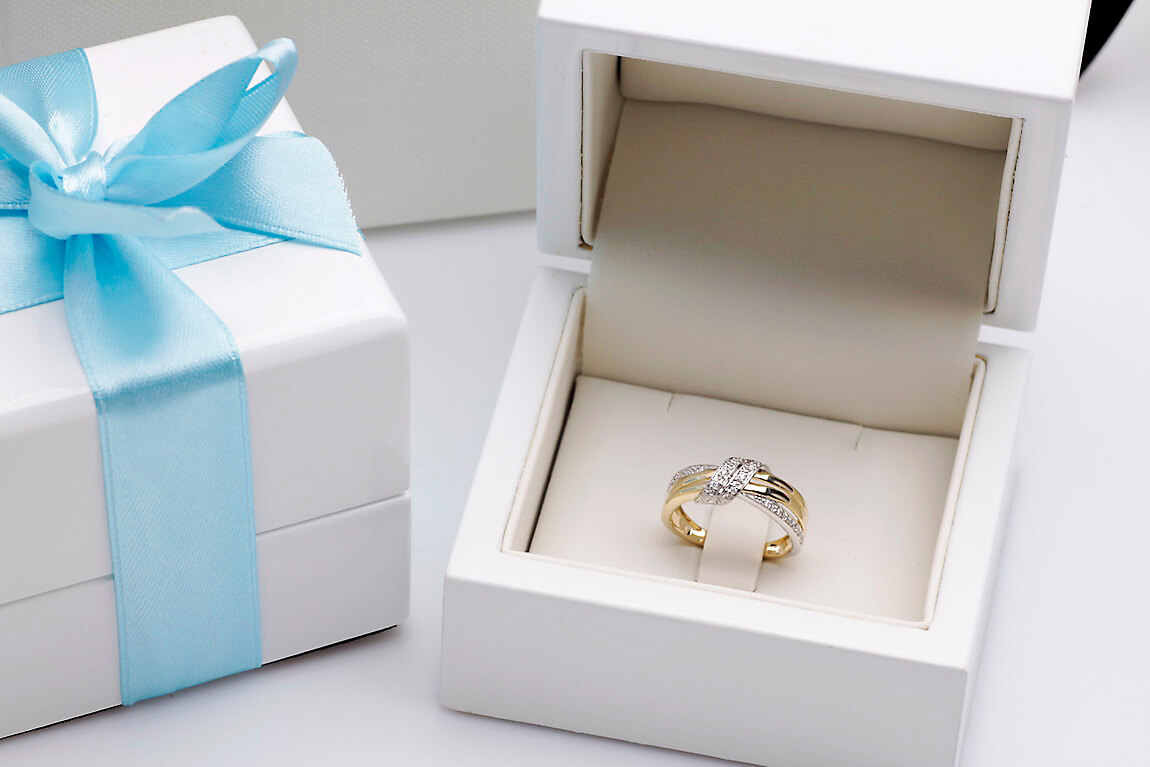 pierścionek przeplatany z dwukolorowego złota z diamentami - Obrázek 3