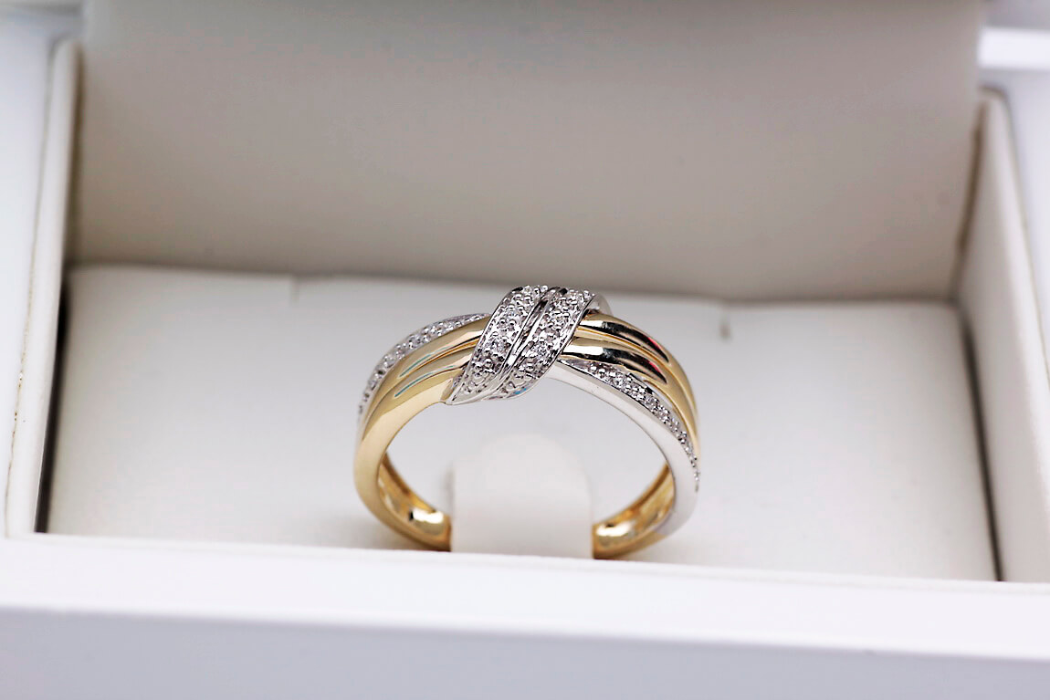 pierścionek przeplatany z dwukolorowego złota z diamentami - Obrázek 5