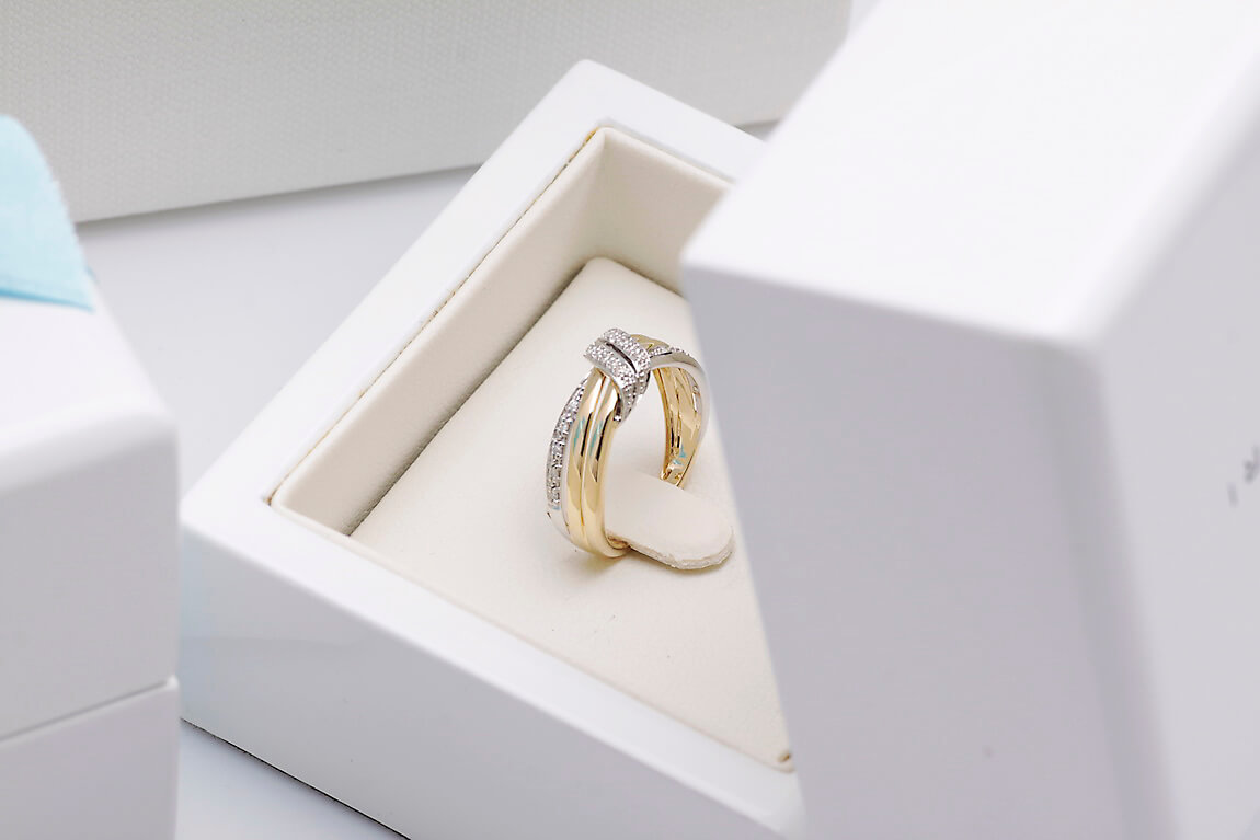 pierścionek przeplatany z dwukolorowego złota z diamentami - Obrázek 7