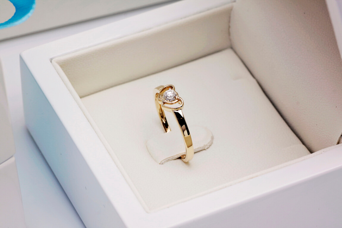 Pierścionek zaręczynowy z diamentem w kształcie serca - Obrázek 3