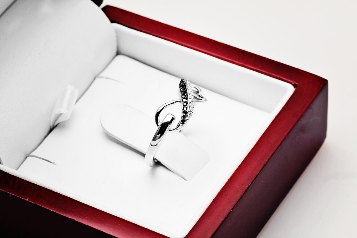 pierścionek nieskończoność z białego złota z czarnymi i białymi diamentami - obrazek 8