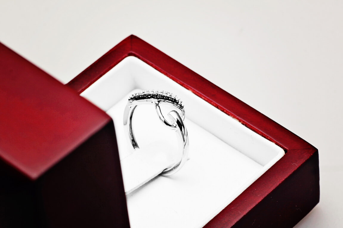 pierścionek nieskończoność z białego złota z czarnymi i białymi diamentami - obrazek 10