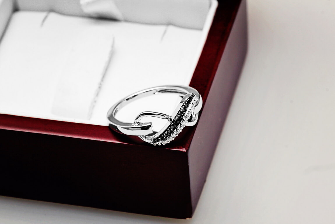 pierścionek nieskończoność z białego złota z czarnymi i białymi diamentami - obrazek 11