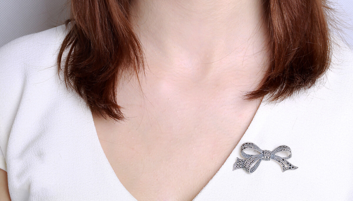 Srebrna broszka z markazytami w kształcie kokardki – Bild 6