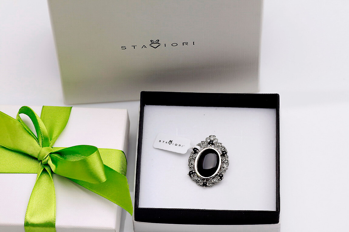 piękna owalna srebrna broszka z onyksem i markazytami - obrazek 2