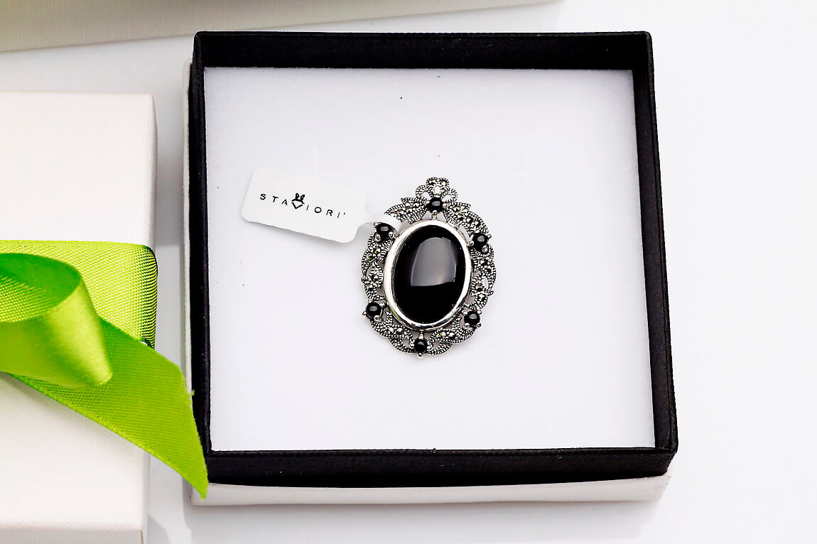 piękna owalna srebrna broszka z onyksem i markazytami - obrazek 3