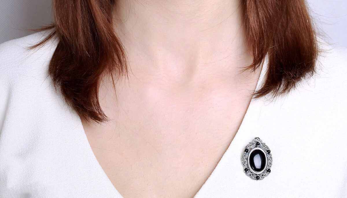 piękna owalna srebrna broszka z onyksem i markazytami - obrazek 6