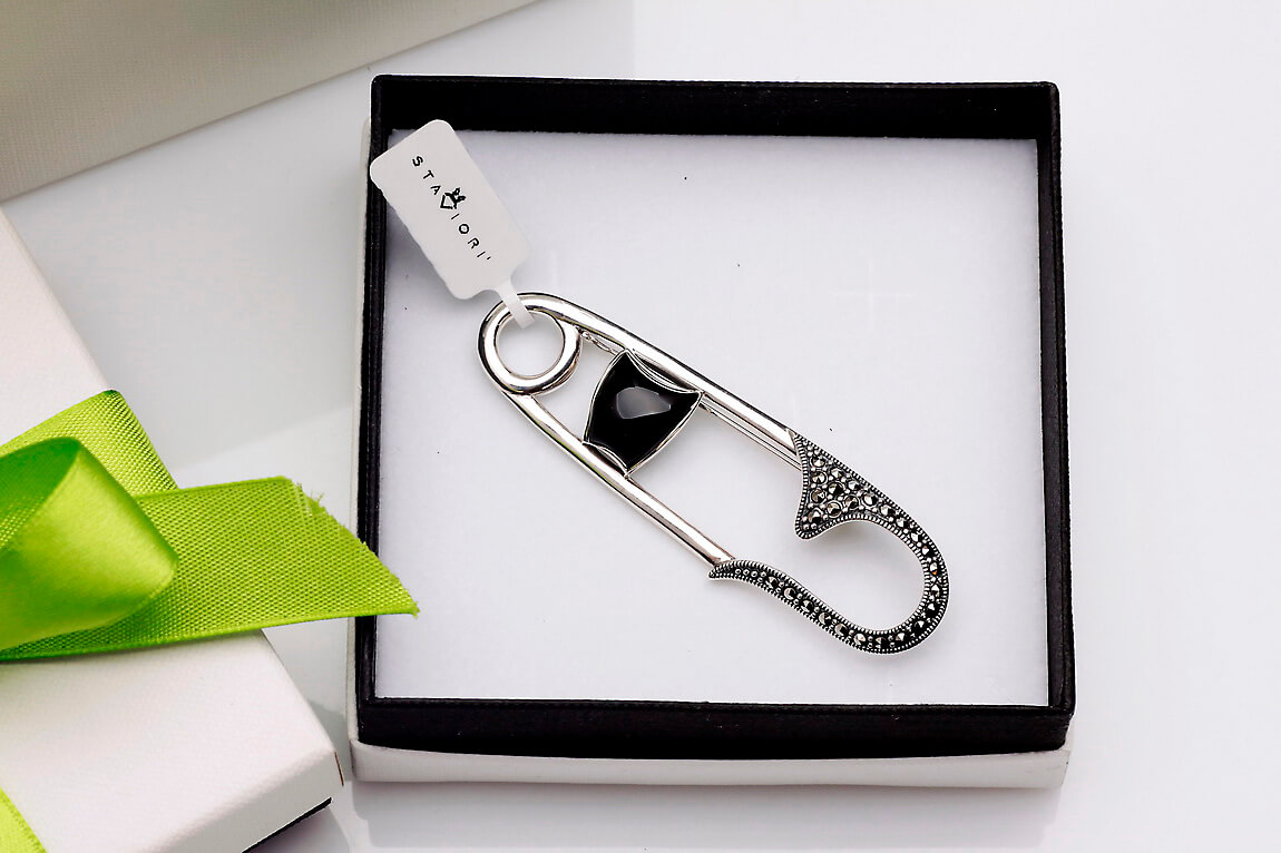 Broszka srebrna agrafka z onyksem i markazytami – Bild 3