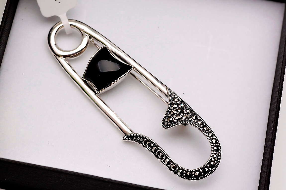 Broszka srebrna agrafka z onyksem i markazytami – Bild 4