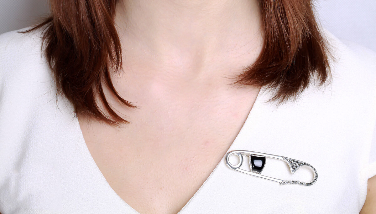 Broszka srebrna agrafka z onyksem i markazytami – Bild 6