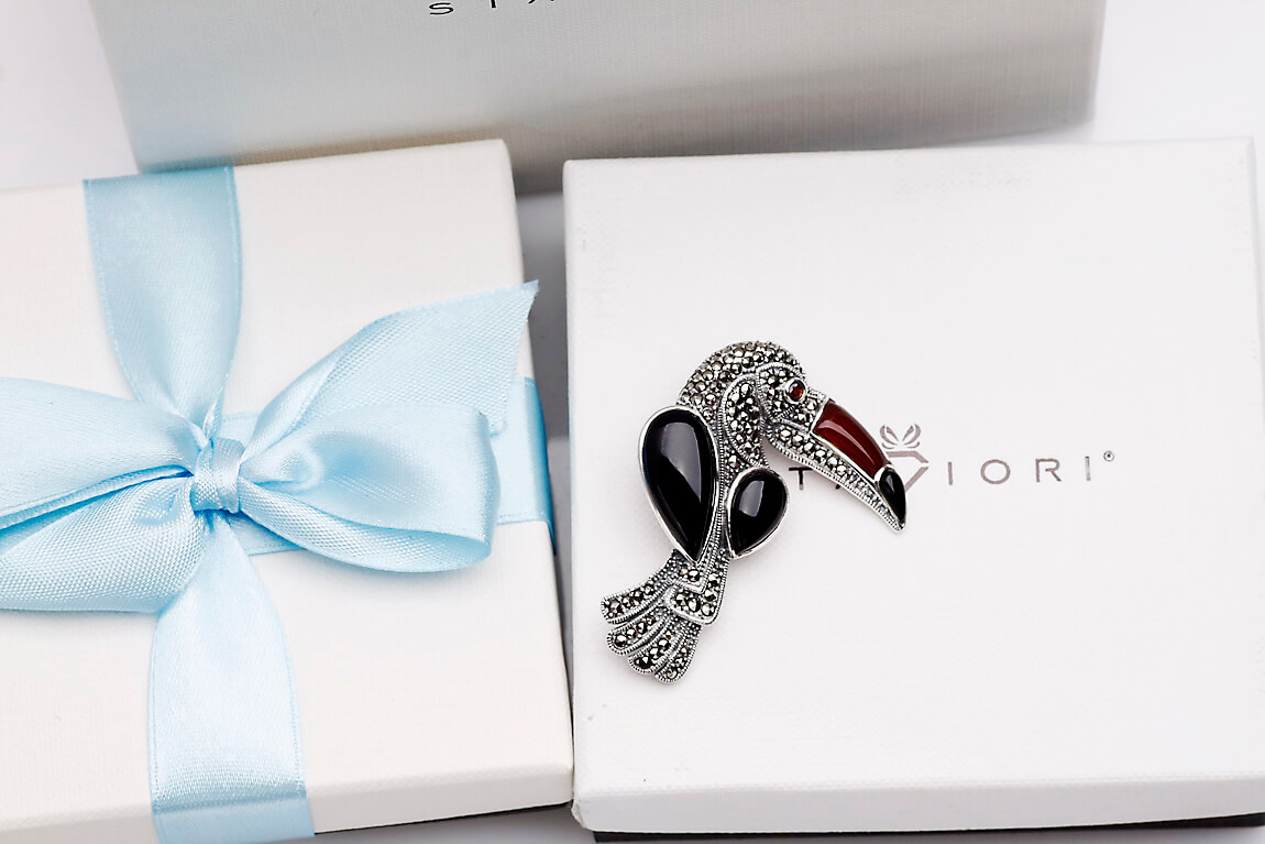 Broszka srebrna tukan z onyksami, granatami i markazytami - obrazek 3