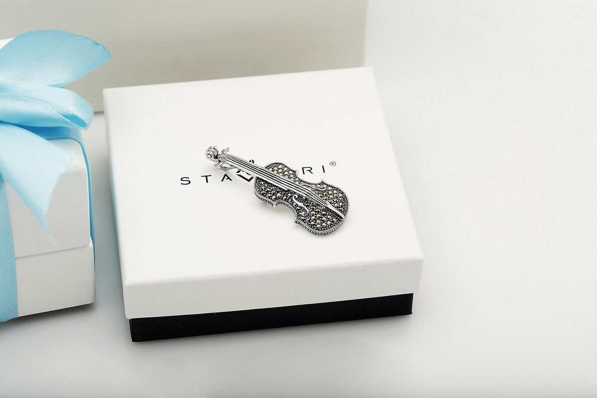 Broszka srebrna skrzypce z markazytami - obrazek 3