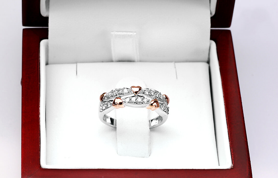 pierścionek zaręczynowy z sercami z diamentami - obrazek 2