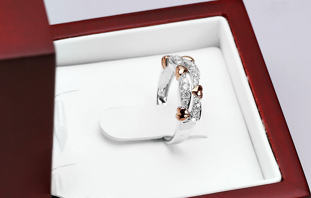 pierścionek zaręczynowy z sercami z diamentami - obrazek 4