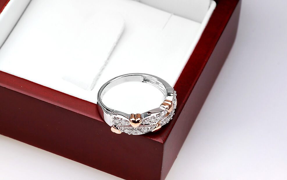 pierścionek zaręczynowy z sercami z diamentami - obrazek 6