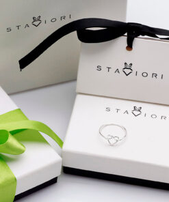 Alternatywny widok delikatny srebrny pierścionek serce