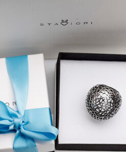 Alternatywny widok srebrny dostojny ażurowy pierścionek