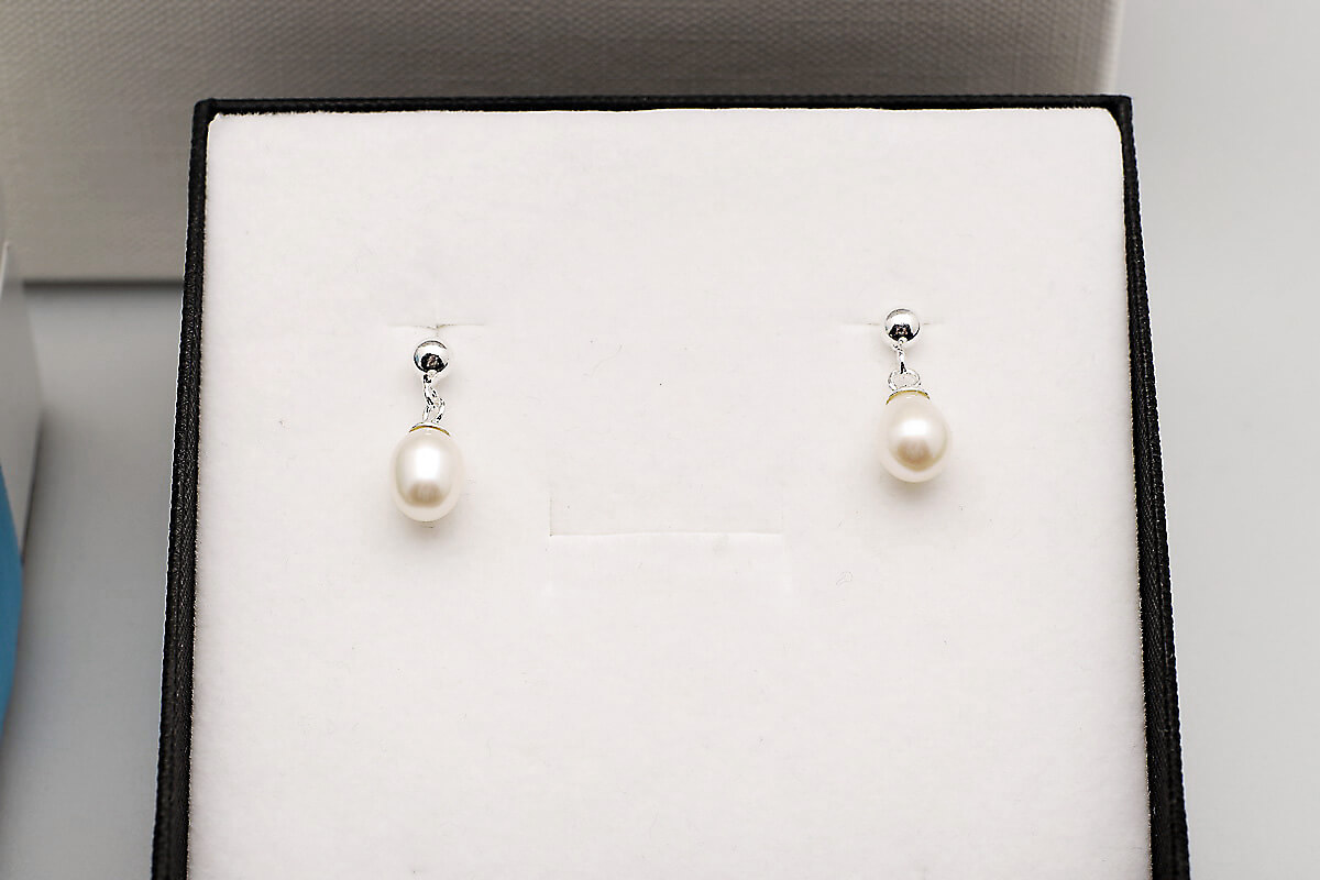 Srebrne wiszące kolczyki z perłą – Bild 4