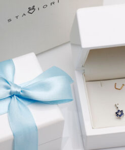 Alternatywny widok Przepiękny wisiorek z białego złota z diamentem i szafirami