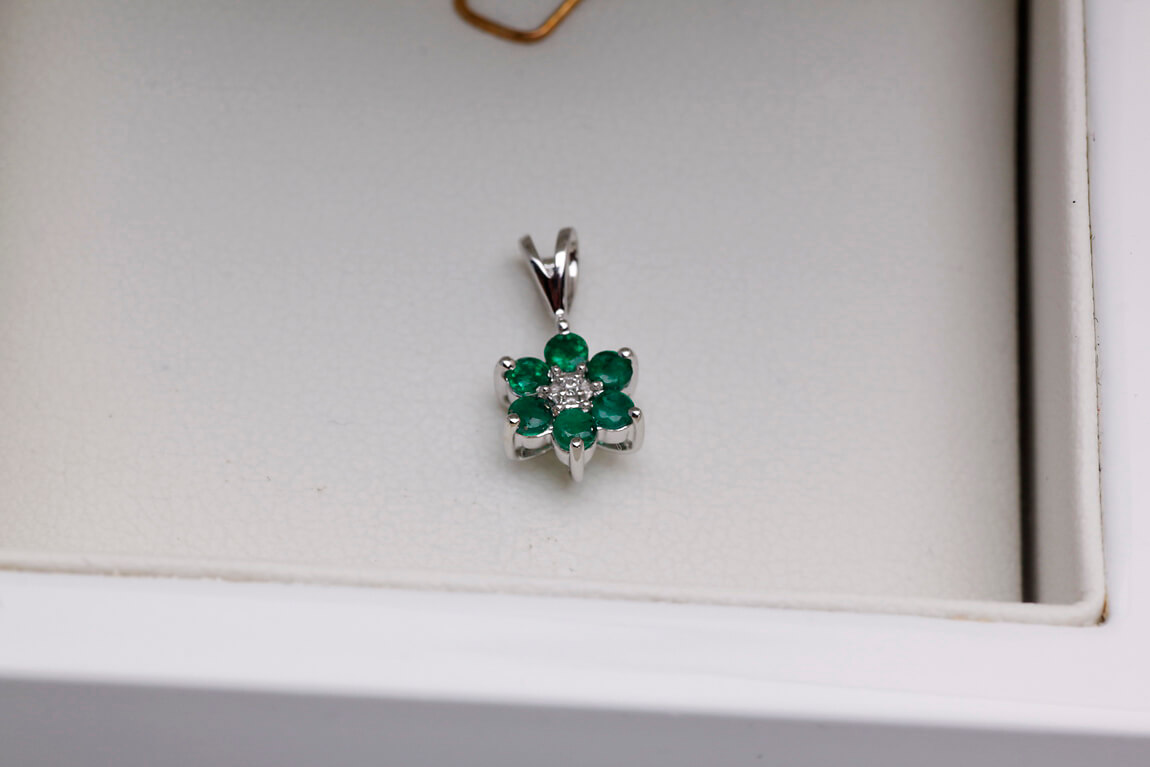 Przepiękny wisiorek z białego złota z diamentem i szmaragdami - Image 3