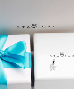 Alternatywny widok wisiorek motylek z diamentem w białym złocie 585