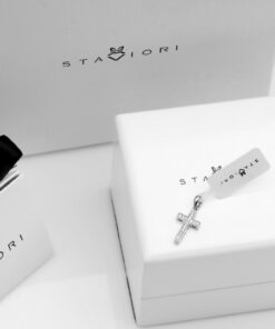 Alternatywny widok Przepiękny krzyżyk z białego złota z brylantami i serduszkami