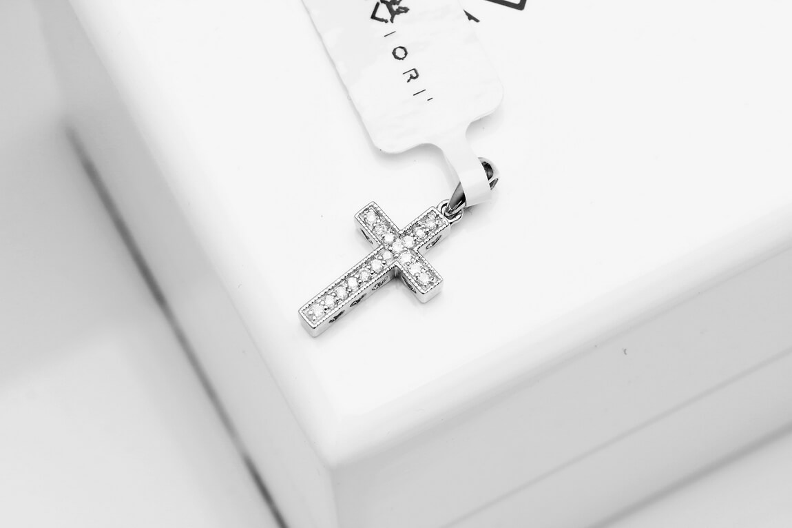 Przepiękny krzyżyk z białego złota z brylantami i serduszkami – Bild 4