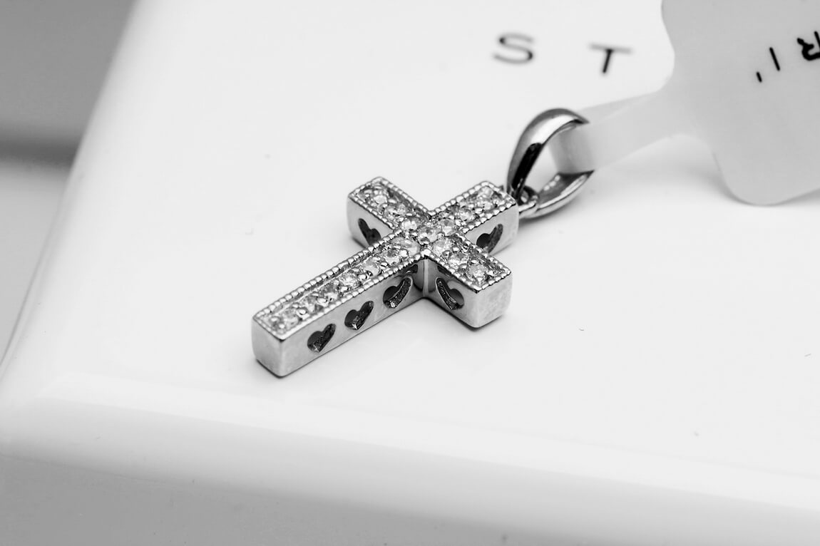 Przepiękny krzyżyk z białego złota z brylantami i serduszkami – Bild 5