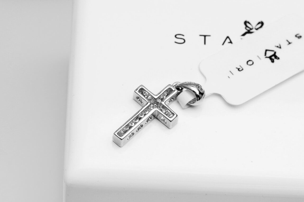 Przepiękny krzyżyk z białego złota z brylantami i serduszkami – Bild 6
