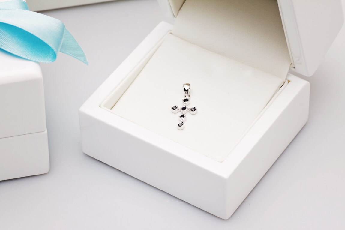 Exclusive | Krzyżyk z białego złota 750 z czarnymi diamentami - obrazek 3