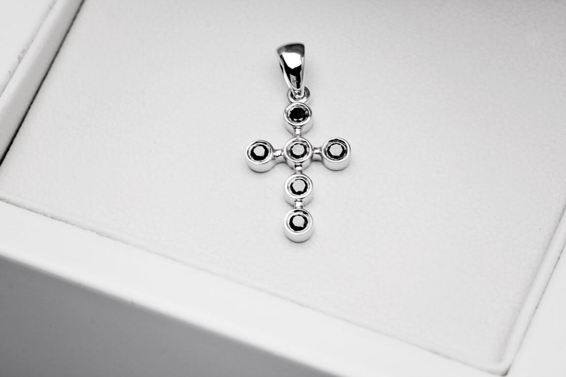 Exclusive | Krzyżyk z białego złota 750 z czarnymi diamentami - obrazek 4